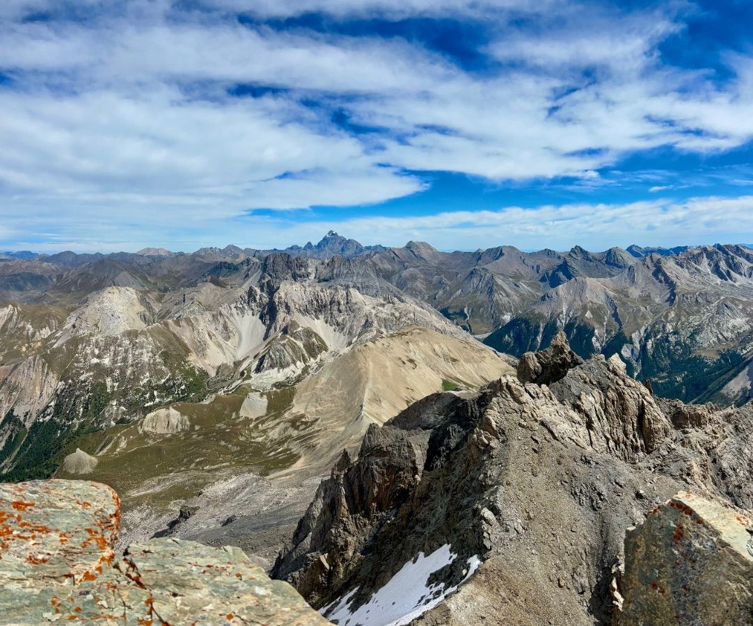 Vue du sommet du Pic Nord de la Font Sancte sur les arêtes traversées 