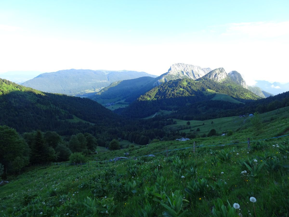 En montant au-dessus du Chalet du Golet