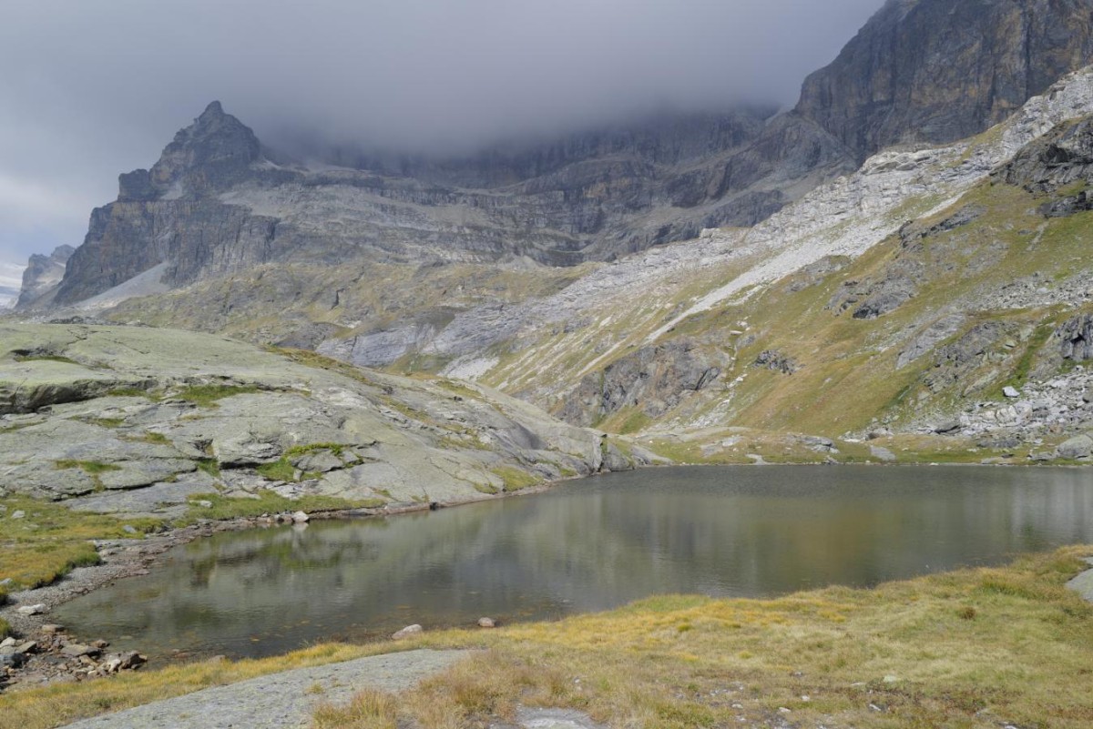   Au bors du GR5, un des lacs des Lozières. Au-dessus, sous "Roche Ferran" deux autres nous attendent dans leur sérénité.         