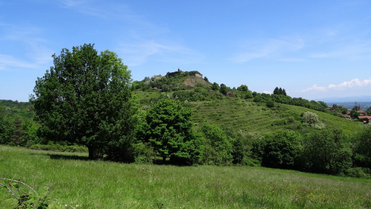 Butte de Marcilly et château Sainte-Anne.