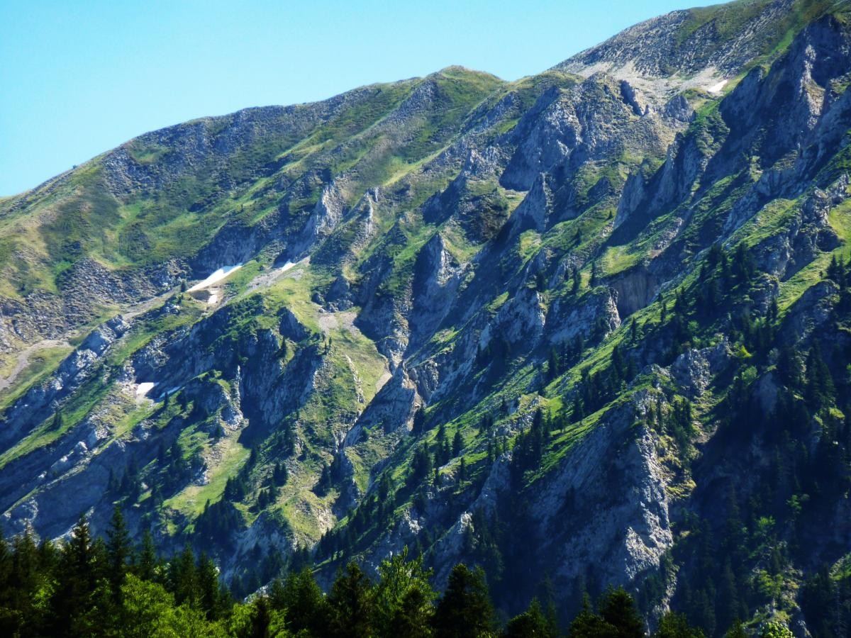 Cette vue partielle du versant nord-est du Chamousset donne un bon aperçu de la complexité des reliefs, mais donne aussi l'envie d'aller dénicher les passages secrets. Et il y en a...