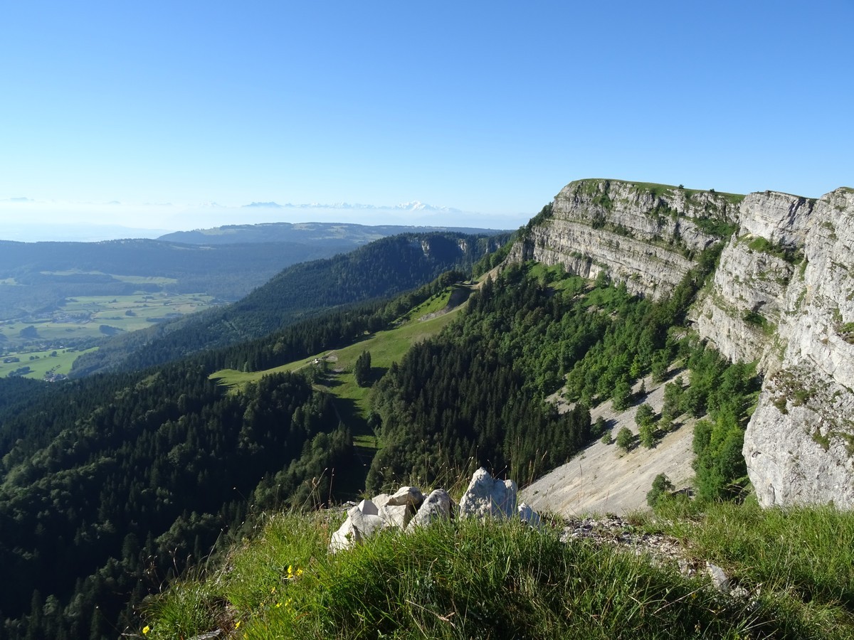 La falaise du Mont d'Or vue depuis le belvédère des Chamois