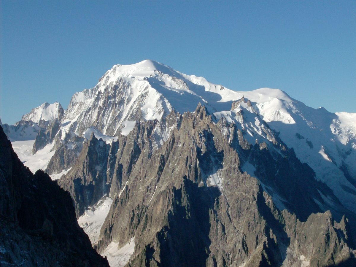 Les Aiguilles de Chamonix et le Mont Blanc.