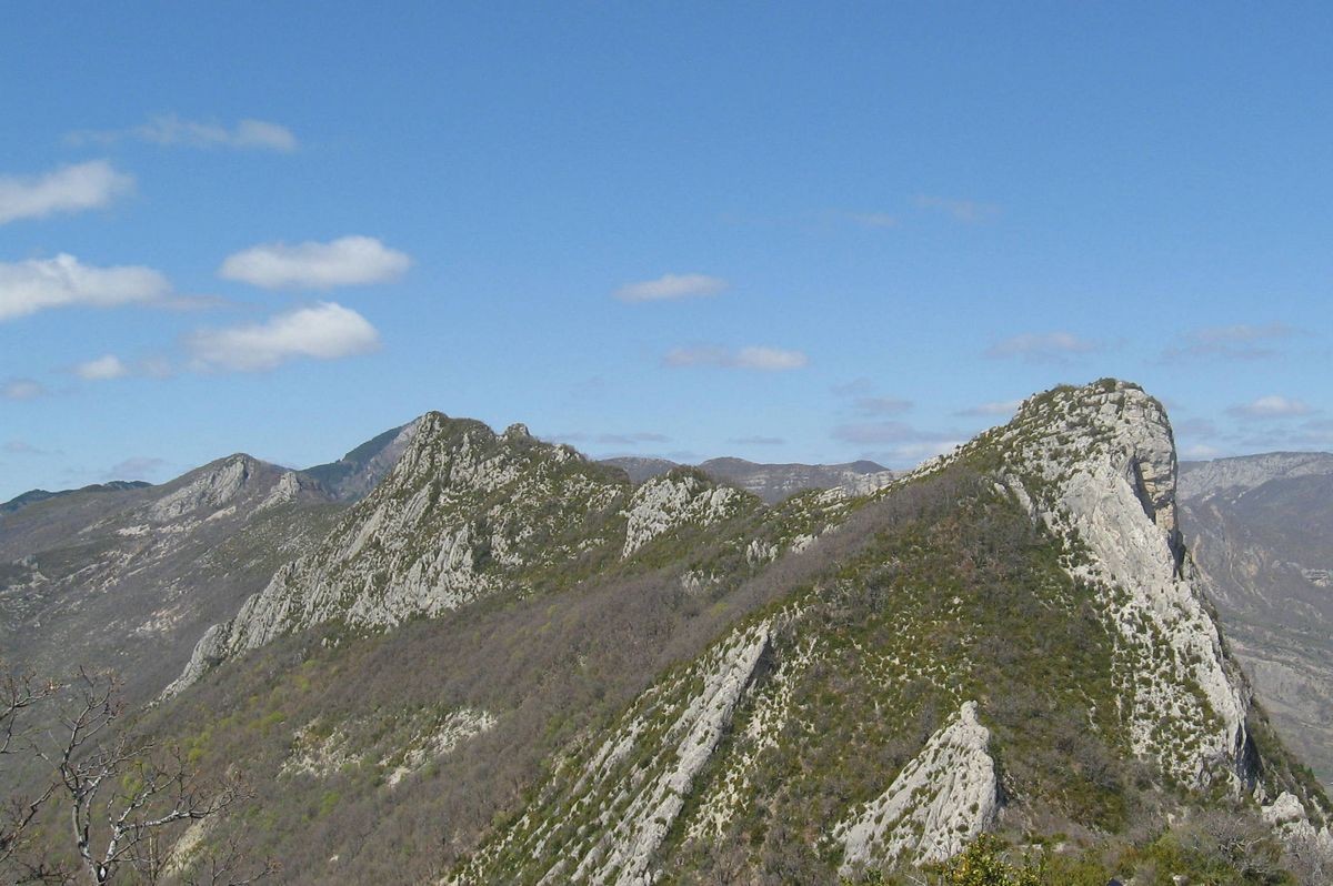Le roc de l'Aigle 1219m, pointe dominante de la montagne de l'Ubac.