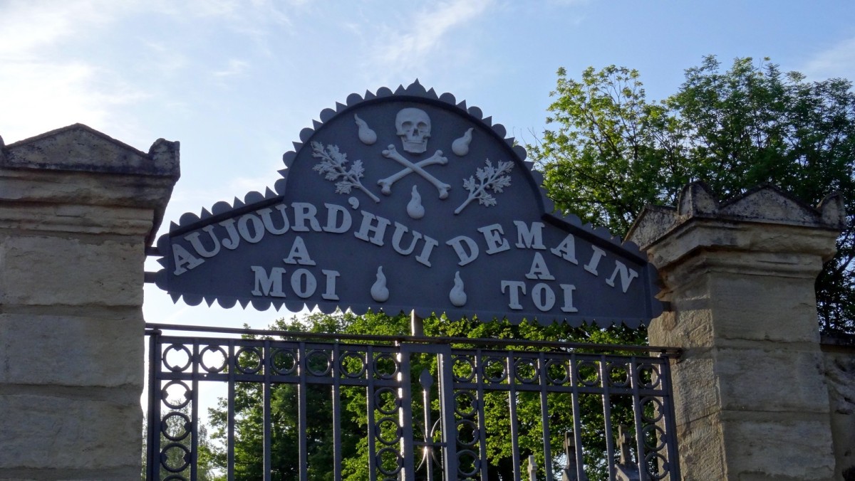 St-Denis-sur-Coise, cintre du portail du cimetière.