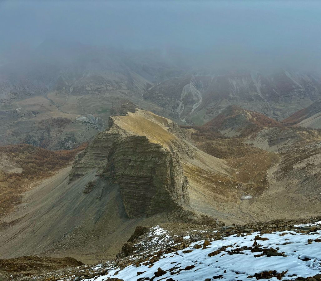 Vue sur l’imposante Tête de Rofre depuis la montée vers la Tête du Coin de l’Ours 