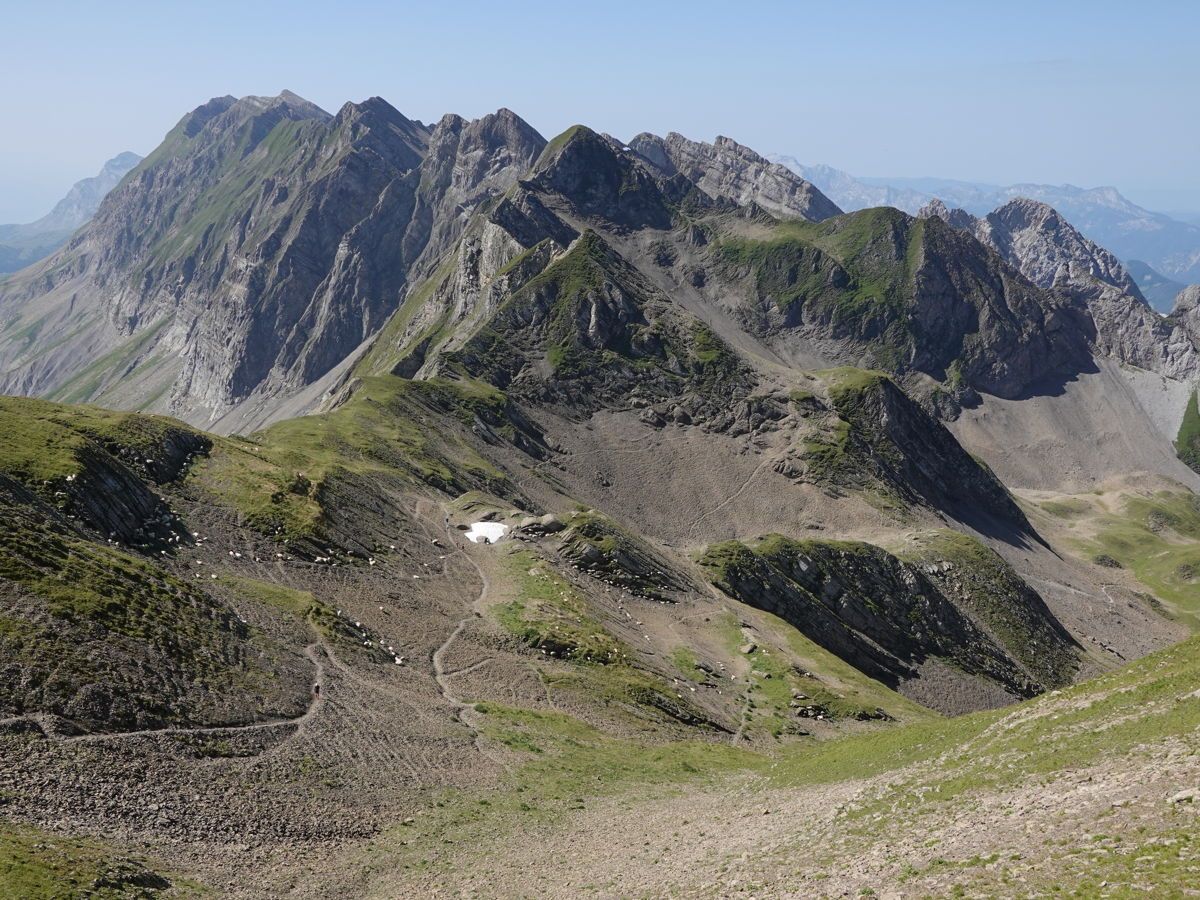 L'enfilade des crêtes des Aravis, font on va parcourir une partie...