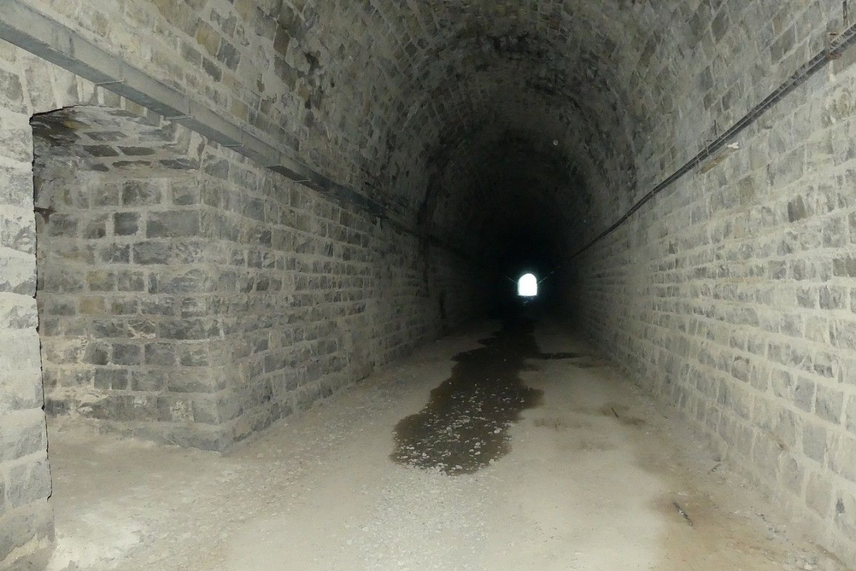 Dans le premier tunnel.