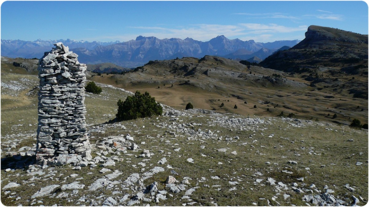 Regard sur le Sommet de la Montagnette, une partie du Dévoluy et des Ecrins, de la butte point IGN 1874m.