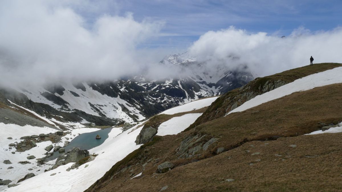 En surplomb du plus grand des Lacs du Vénétier.