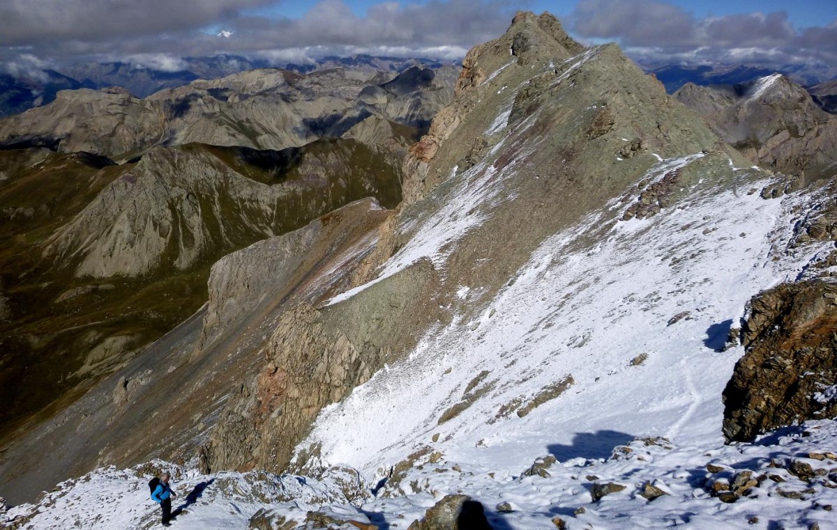 Sous l'arête sommitale du Béal Traversier