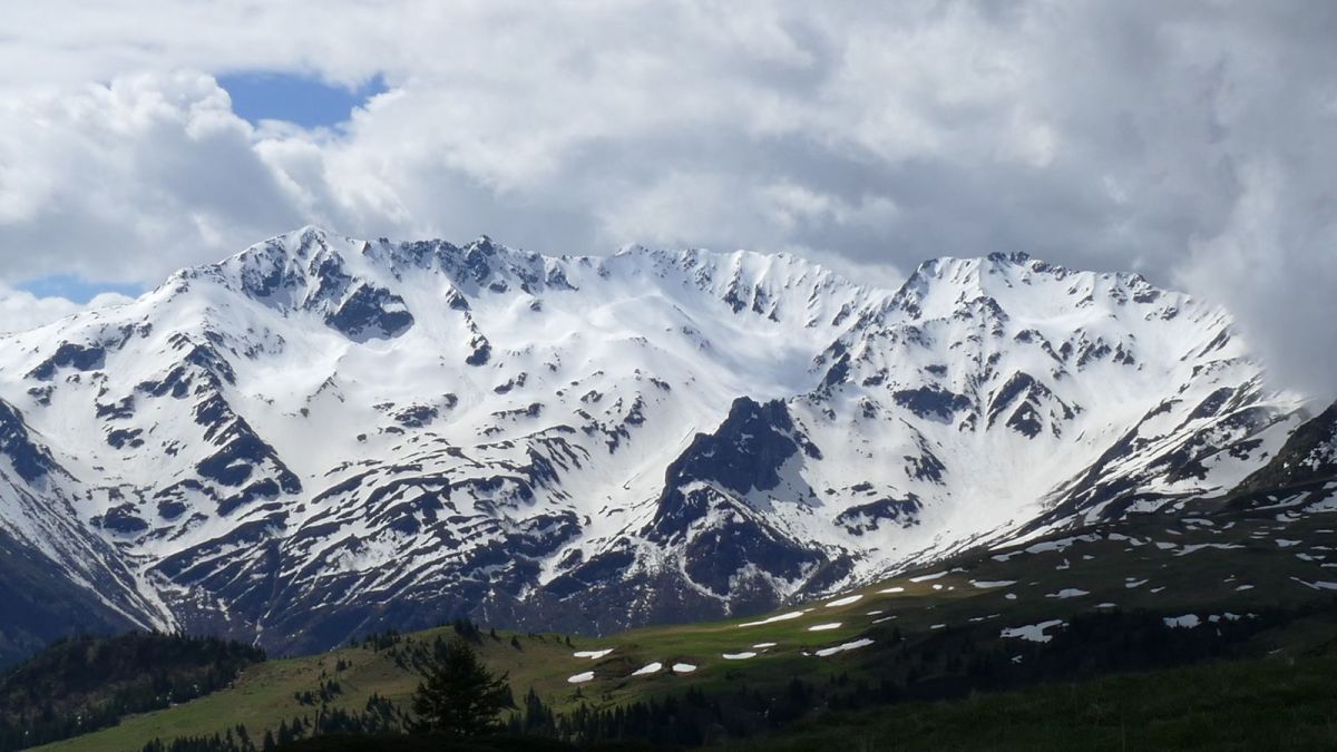 Pic des Cabottes, Pic de la Belle Étoile, Dent du Pra (et presque Cime de la Jasse), une partie du magnifique panorama sur Belledonne.