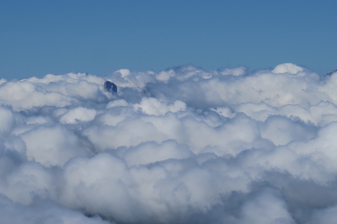 Le Mont Aiguille dans la mer de nuages
