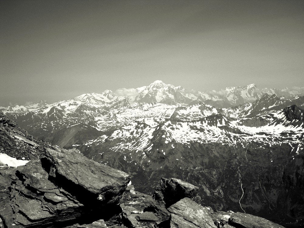 Le massif du Mont-Blanc depuis les rochers de Pierre Pointe.