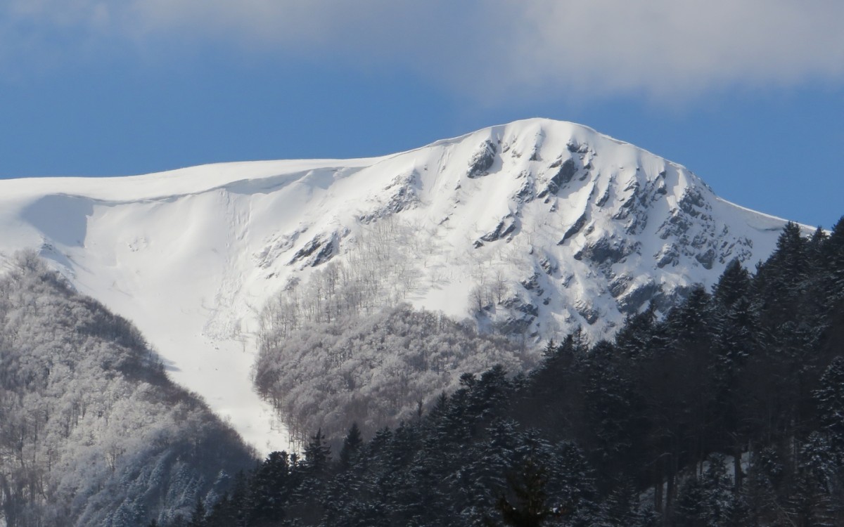 La face Est enneigée et ensoleillée du Rothenbachkopf, avec son air alpin.