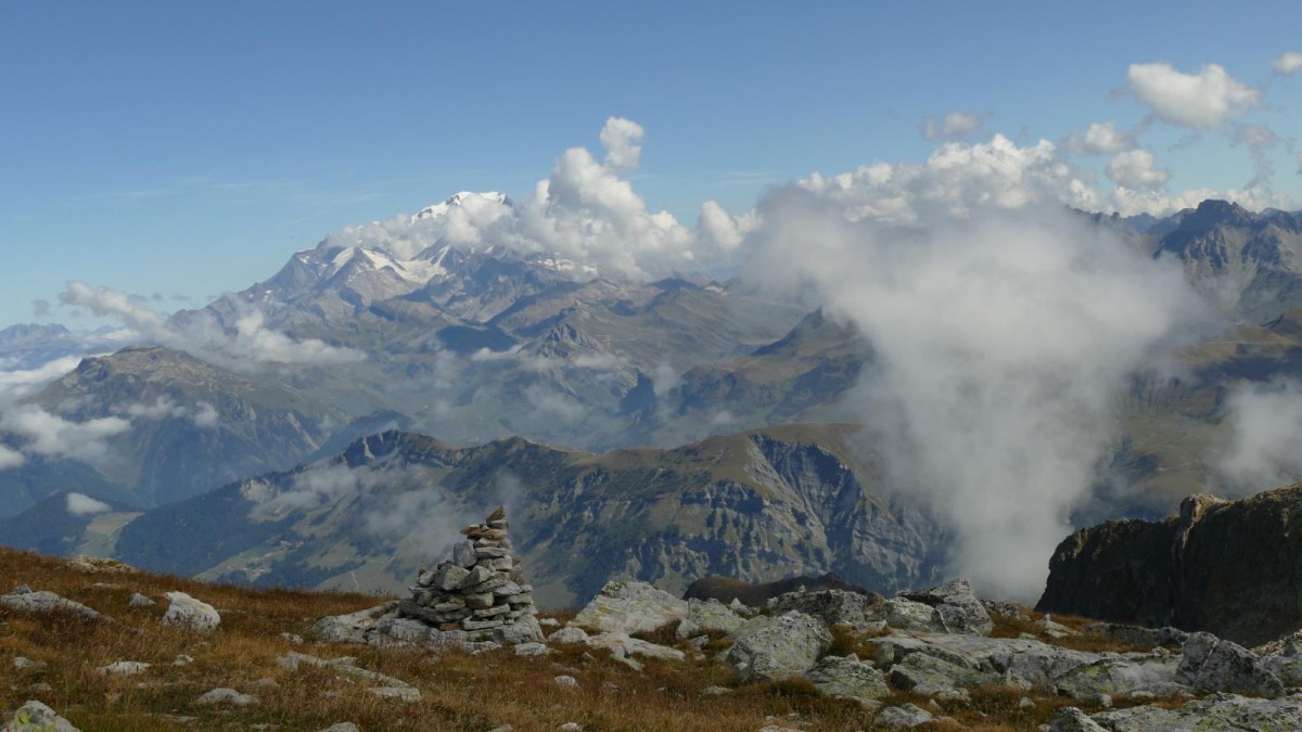 Une partie du panorama, un peu encombré de nuages, depuis le sommet du Grand Mont d'Arêches