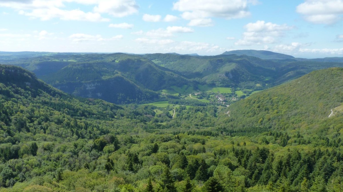 Nans-sous-Sainte-Anne et le Mont Poupet depuis le Mont Mahoux