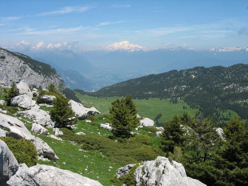 Le Mont Blanc, alpage et Col de l’Alpette vus du sommet du Pinet