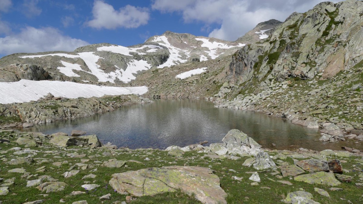 Ce n 'est pas le Lac de l'Âne mais un des petits lacs tout proches de lui et tout aussi beau.