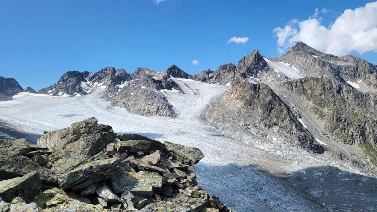 vue sur les glaciers environnants depuis le sommet