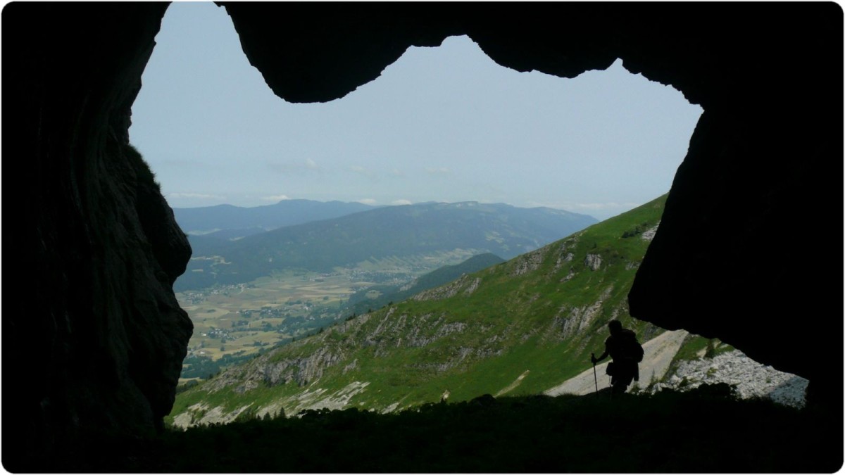 De l'intérieur de la Grotte aux Ours, regard sur la plaine Lans/Villard.