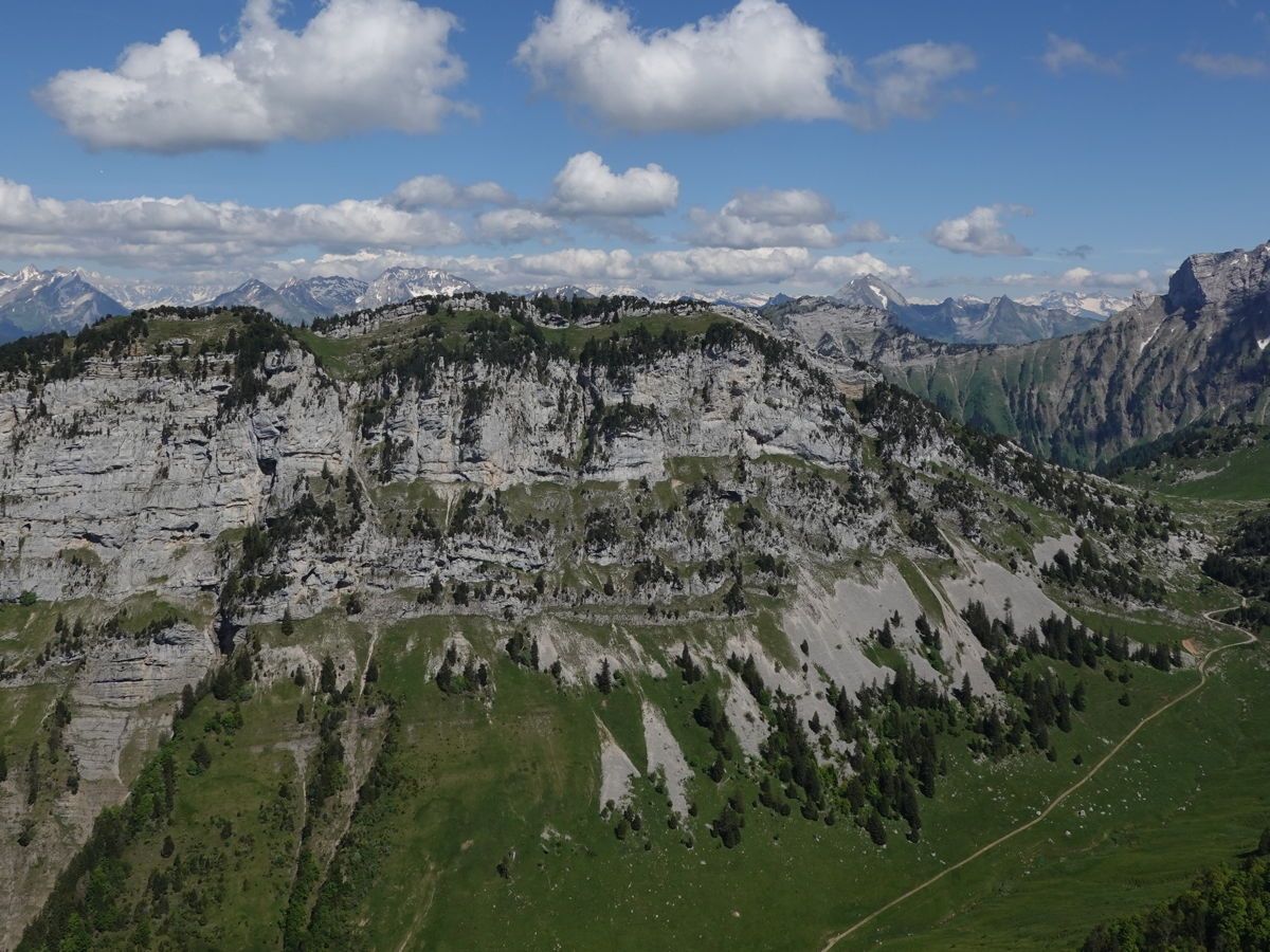 Le sangle de Talamarche, bien visible sous la crête sommitale depuis les Dents de Lanfon.