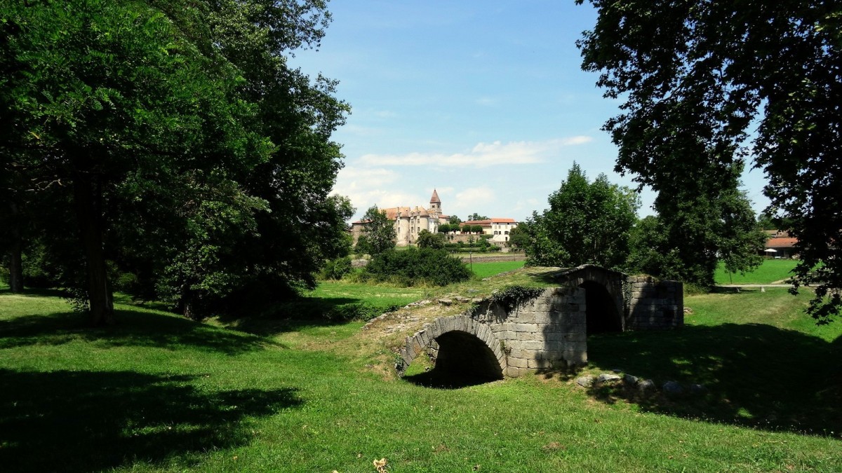 Le vieux pont et le prieuré.