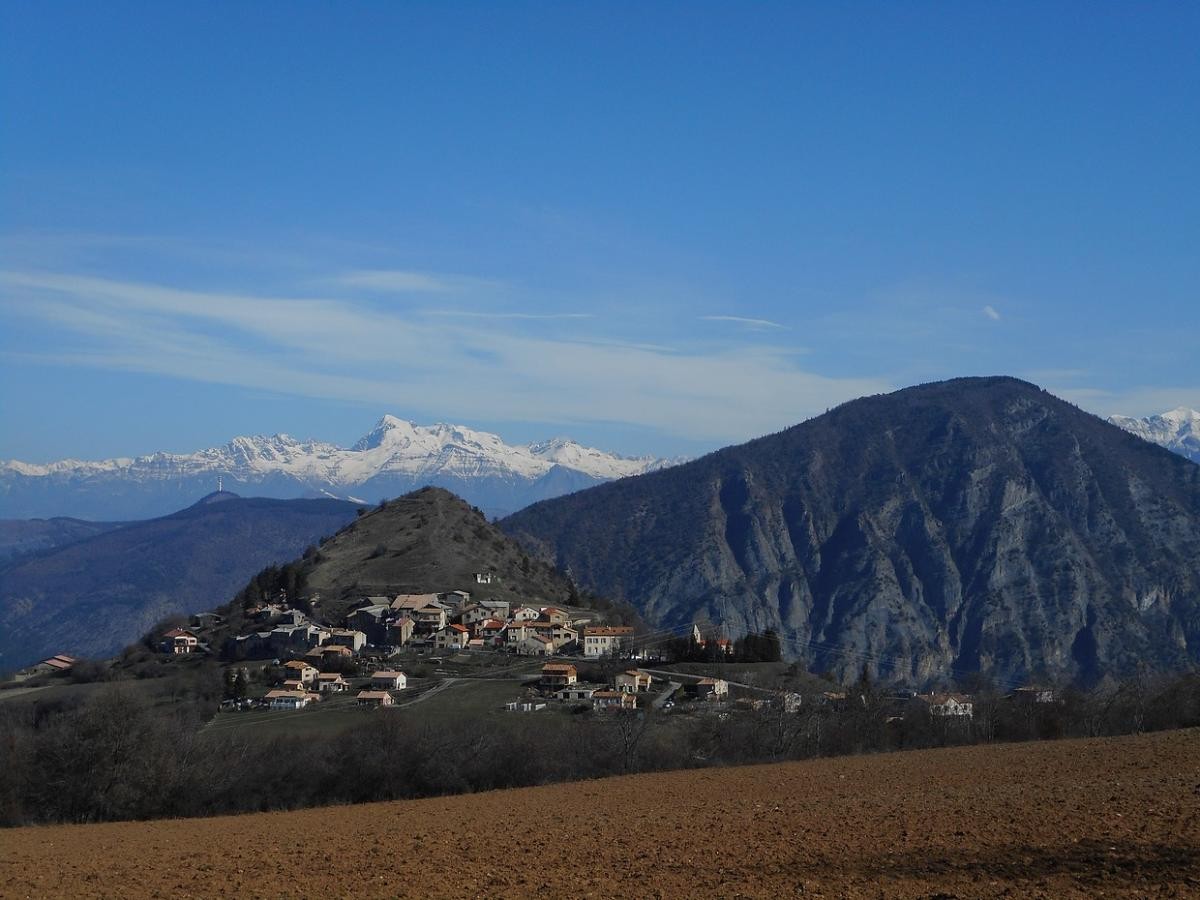 Piégut, petit village perdu avec un arrière plan grandiose