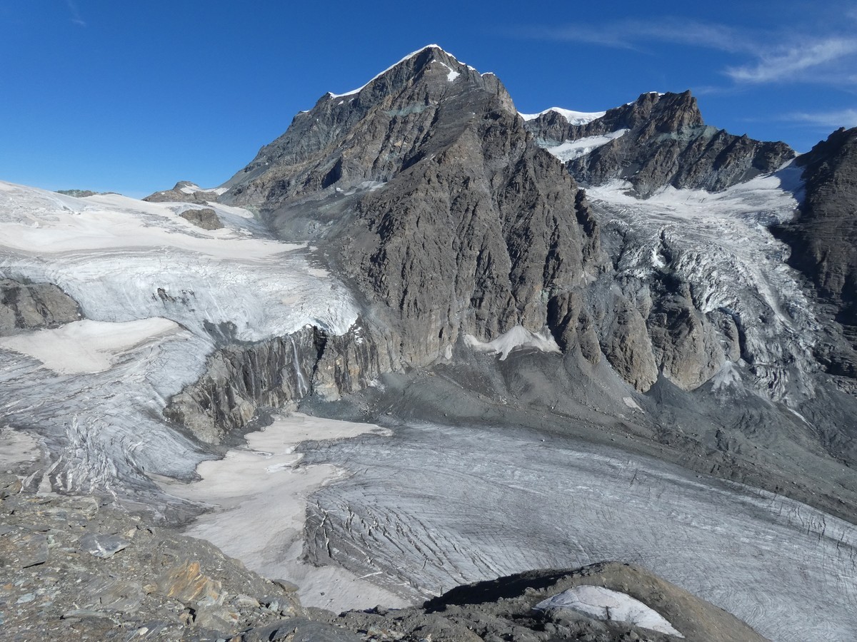 Au sommet : le massif du Grand Combin et ses glaciers