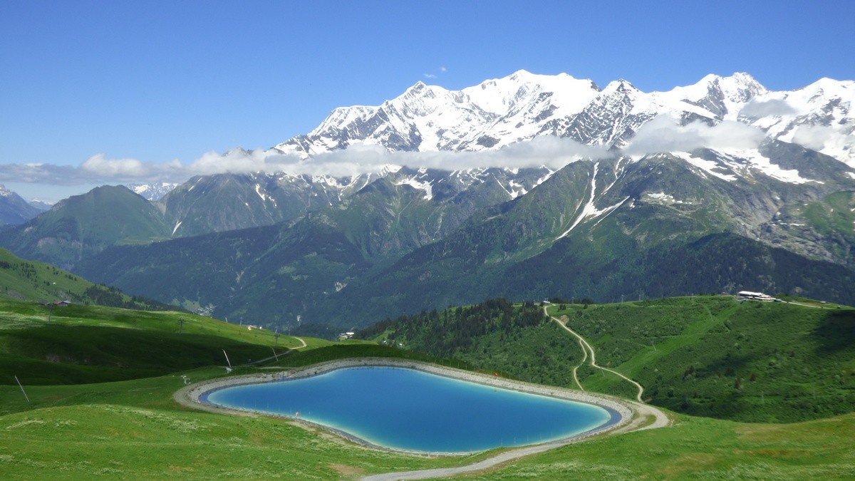 Lac artificiel d'un bleu magnifique, devant la majestueuse chaîne du Mont Blanc.
