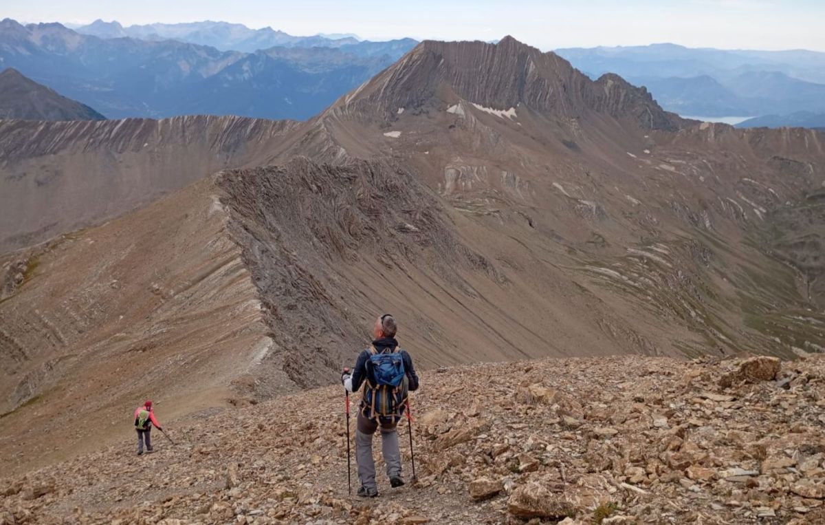 Descente de l'arête sud du Mourre Froid, vers le col de la Regue, face à la pointe de Serre.