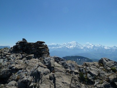 Le cairn sommital sur fond de Mont Blanc