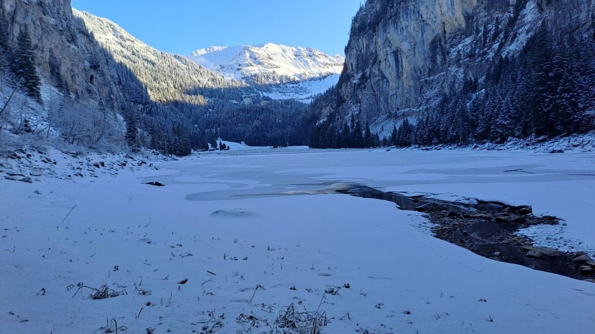 Le lac de Flaine commence seulement à geler 