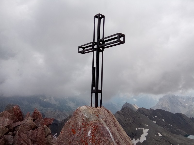Croix sommitale de l'Aiguille du Chabmbeyron !