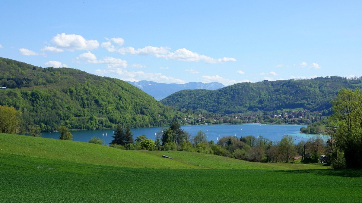 Lac de Paladru et le Vercors.