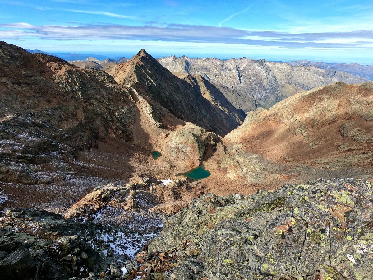 Vers le Guins de l'Âne, vue de l'arête Ouest du Pic de Verdaguer.