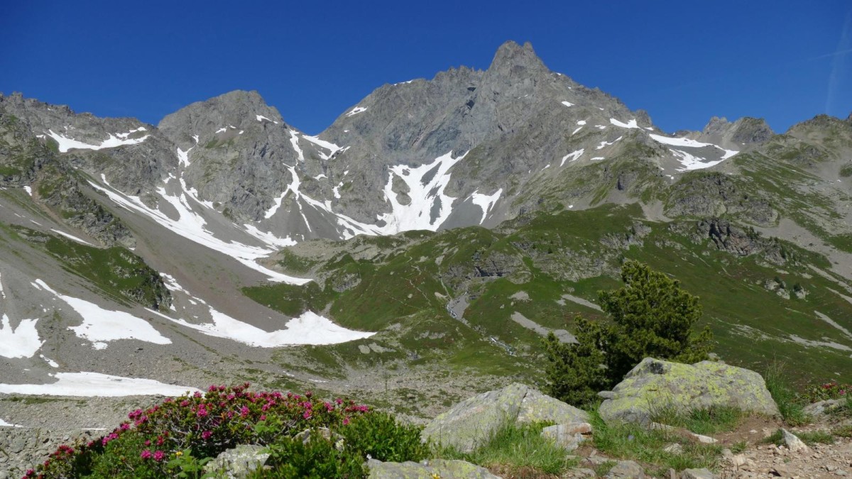 La magnifique vue depuis la Pas du Bessey sur la partie finale de l'accès au Lac de Belledonne.