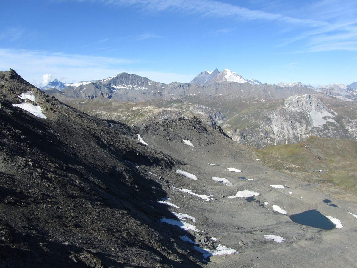 Un large panorama sur les sommets de Vanoise.