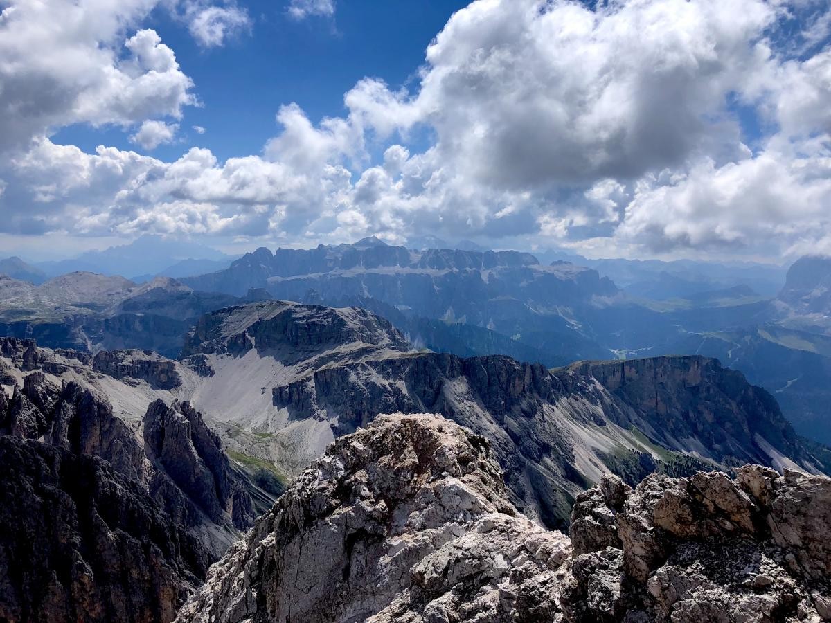 Vue du sommet du Sass Rigais sur les plus hauts sommets des Dolomites : Monte Civetta, Piz Boe, Marmolada...