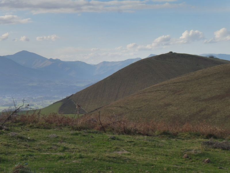 Le Galharretako Pareta vu depuis la colline voisine