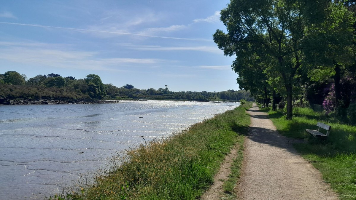 GR34 sur les bords de la rivière de Pont l'Abbé