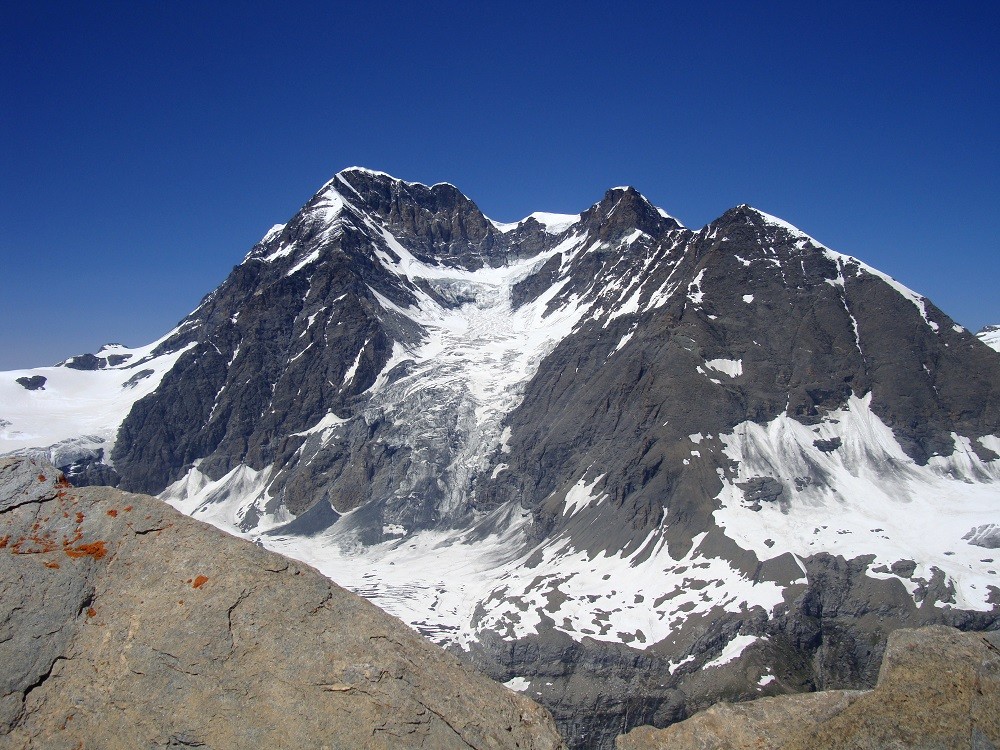 Face sud du massif du Grand Combin vue du Mont Avril.