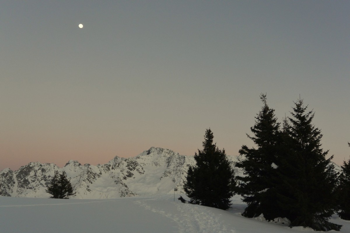 Le soleil vient de quitter les hauts sommets de Belledonne ; à la lune maintenant de les éclairer.