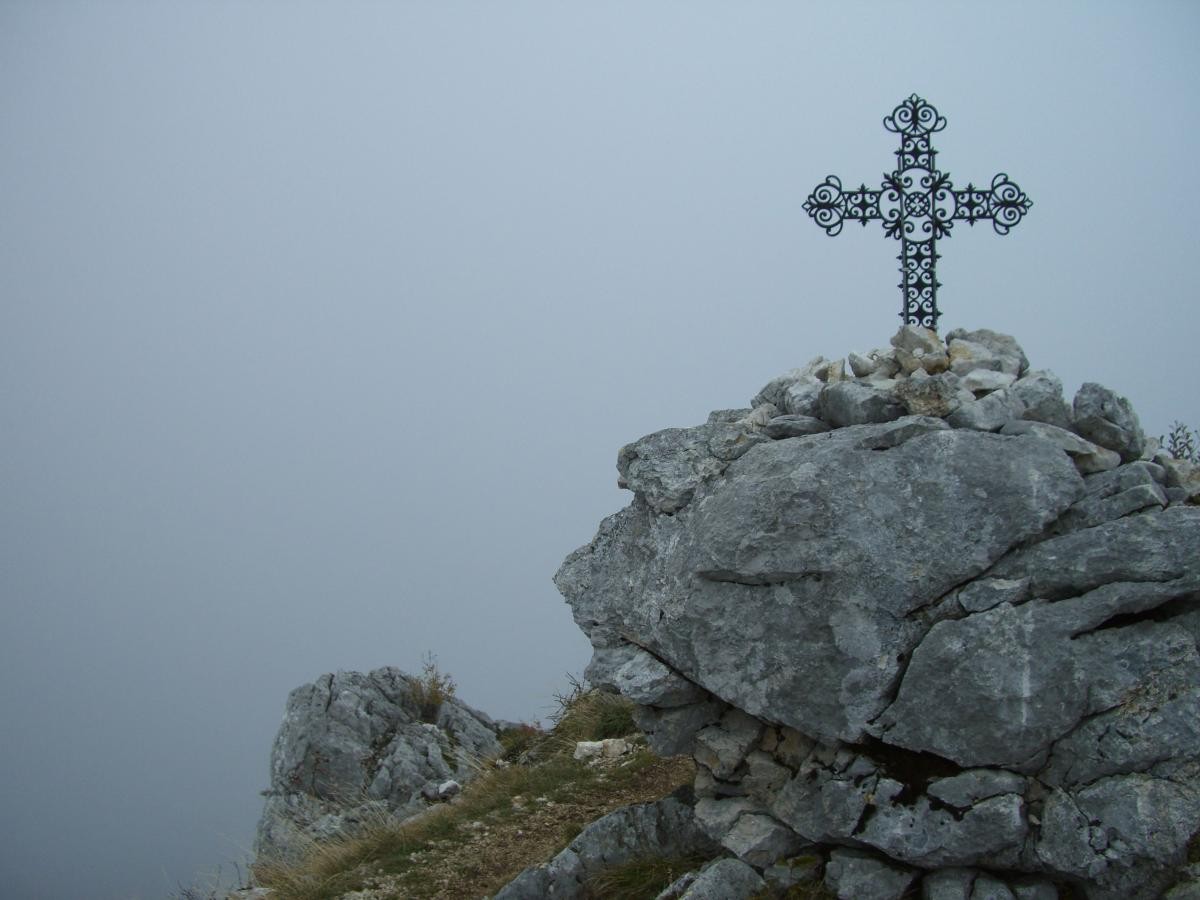 Faute de vue dégagée, gros plan sur la croix au sommet