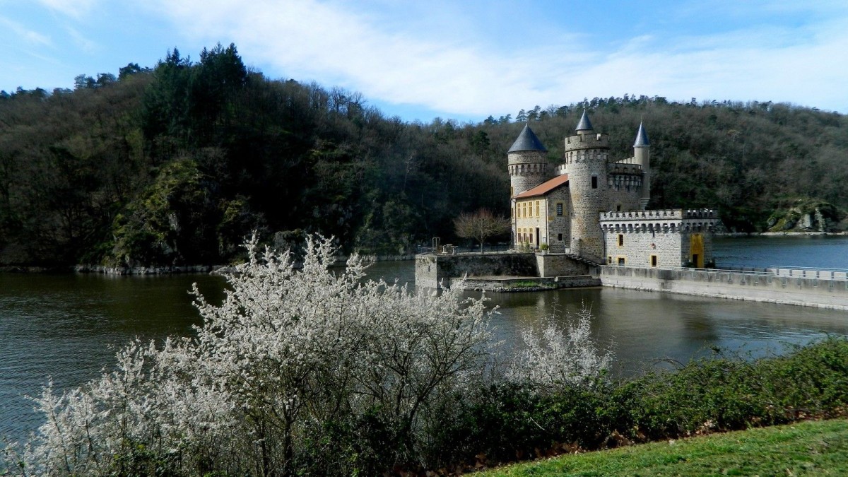 S'il surplombe la Loire, le château de la Roche n'est pas l'un des "Châteaux de la Loire"