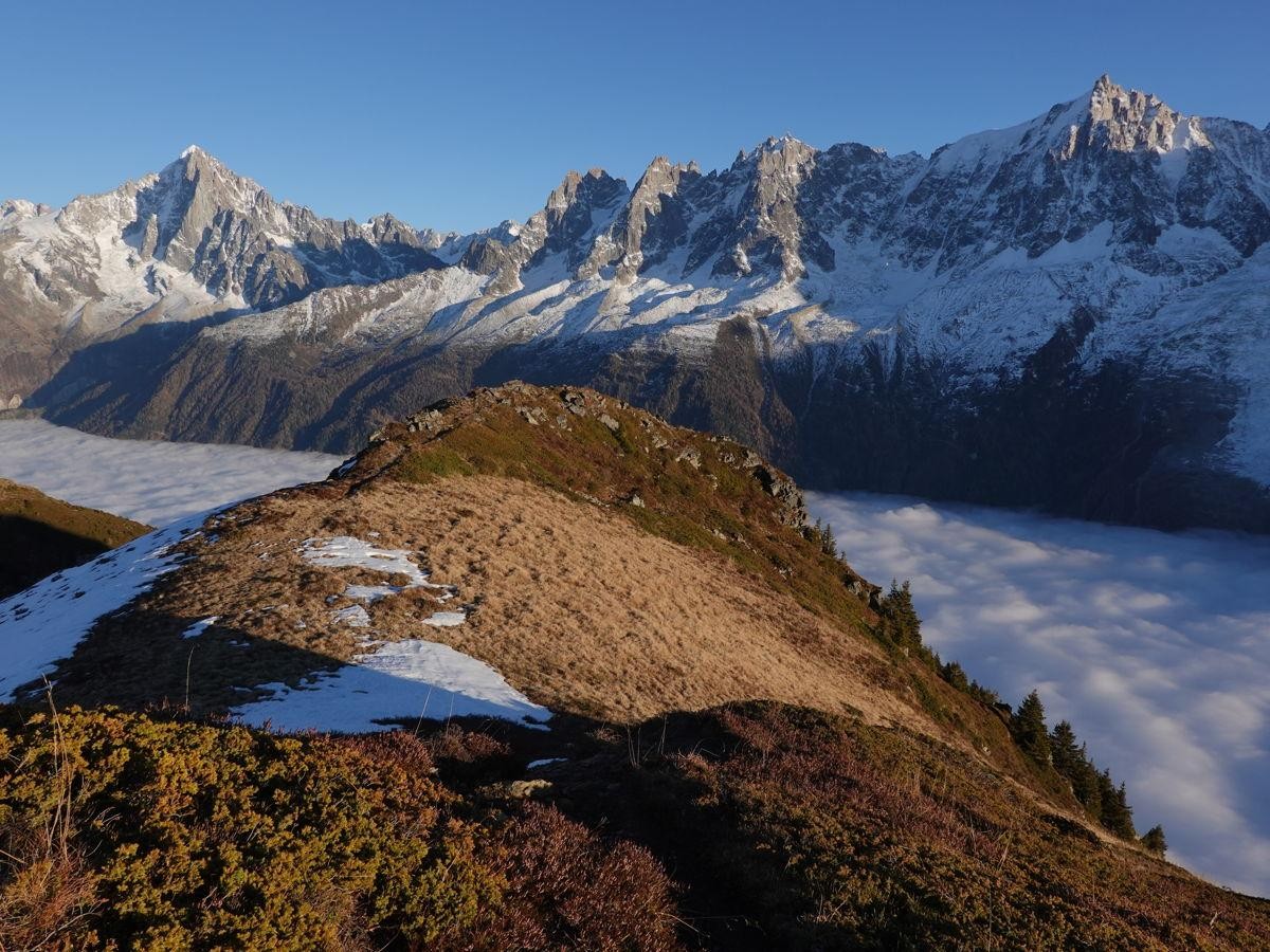 Au-dessus du brouillard, les couleurs de l'automne se conjuguent avec le panorama alpin...