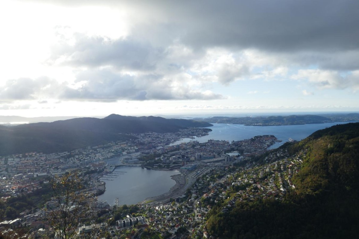 Vue imprenable sur le centre-ville de Bergen depuis le sommet d'Ulrikseggen.