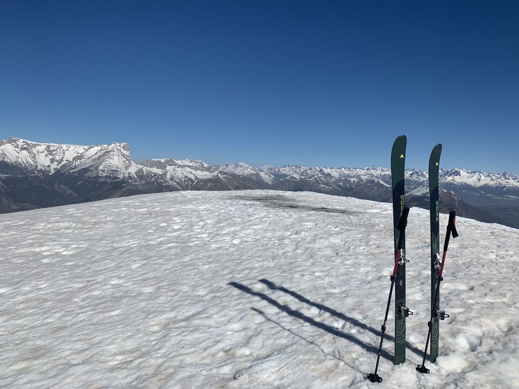 Du sommet, vers les Ecrins et le Plateau de Bure.