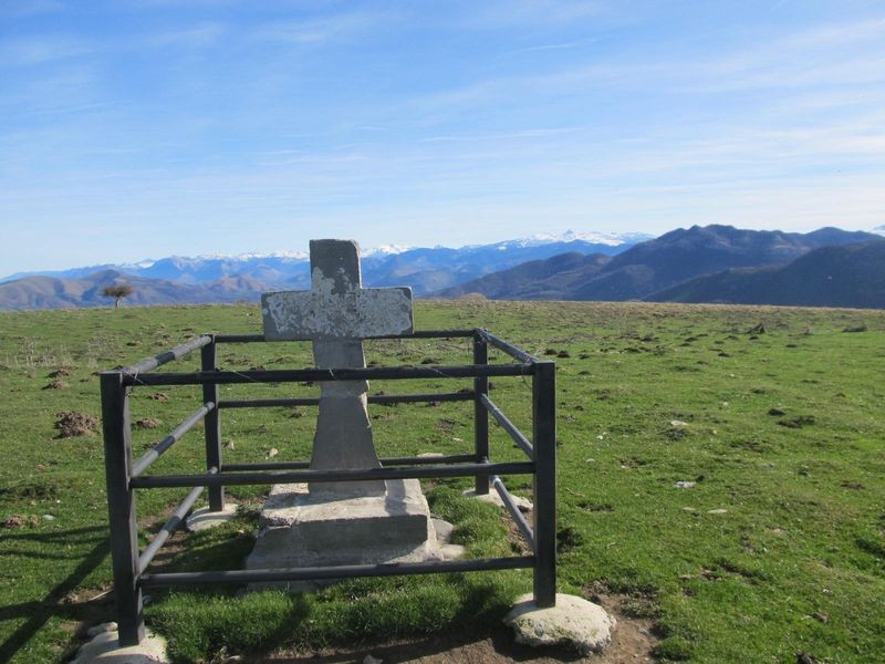 Le sommet de l' Elaudi 700m  avec sa croix 