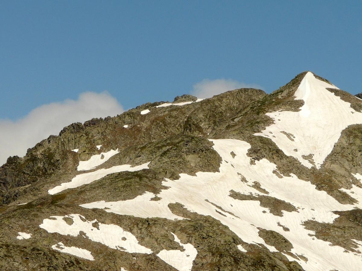 Le sommet de la Crête du Cheval et la pointe 2598 vus du col du Bunard.